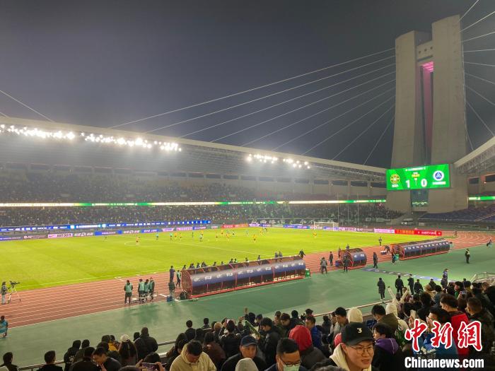 十人作战的浙江在黄龙体育中心1-0击败深圳新鹏