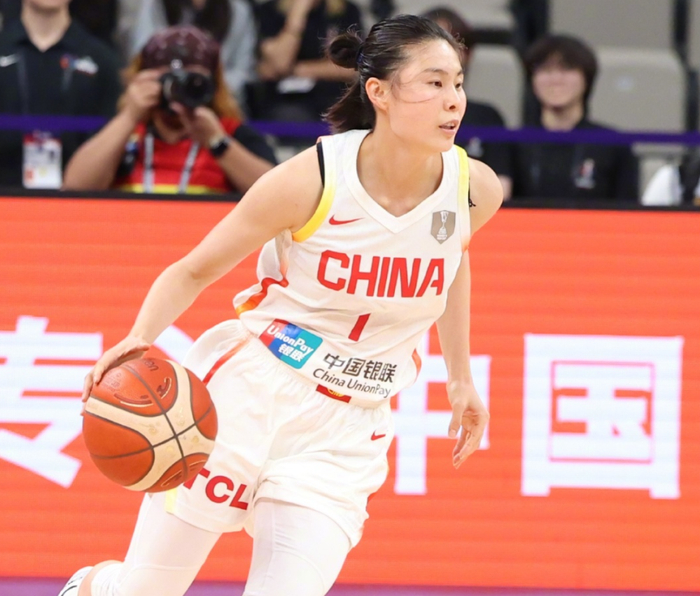 中国女篮力克捷克锁定世界杯席位 王思雨末节爆