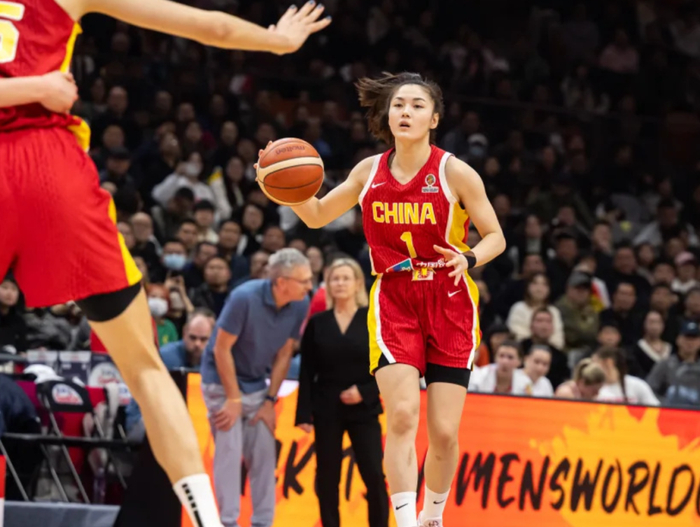 中国女篮力克捷克锁定世界杯席位 王思雨末节爆