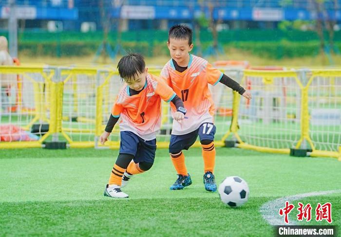 成都第二届幼儿三大球嘉年华开幕 首日吸引千名