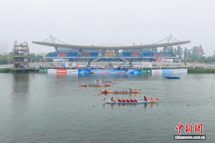 汨罗江畔大学生龙舟锦标赛开赛 47校90支队伍竞逐