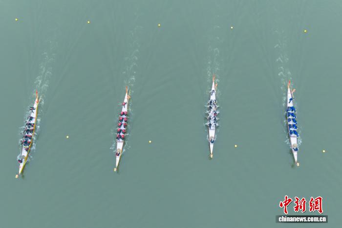 汨罗江畔大学生龙舟锦标赛开赛 47校90支队伍竞逐