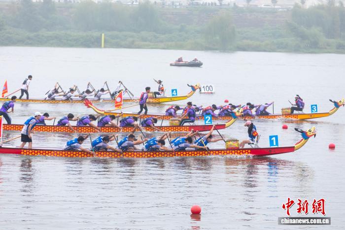 汨罗江畔大学生龙舟锦标赛开赛 47校90支队伍竞逐