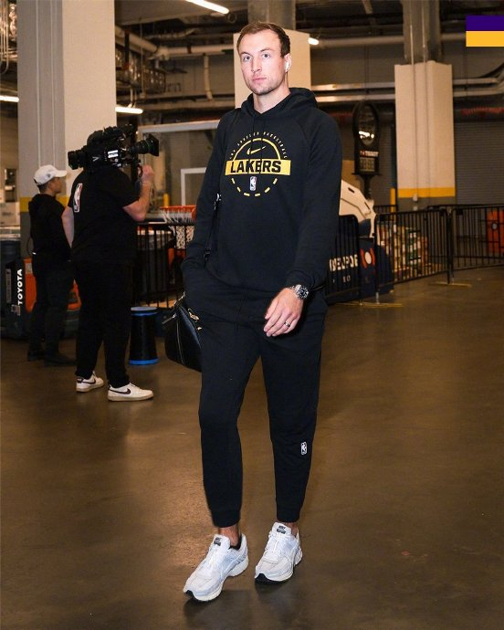 湖人对阵活塞引爆球迷热情 比赛激烈程度超预期