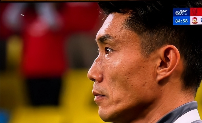 郑智执教青岛西海岸惨败成都蓉城 阵容短板暴露