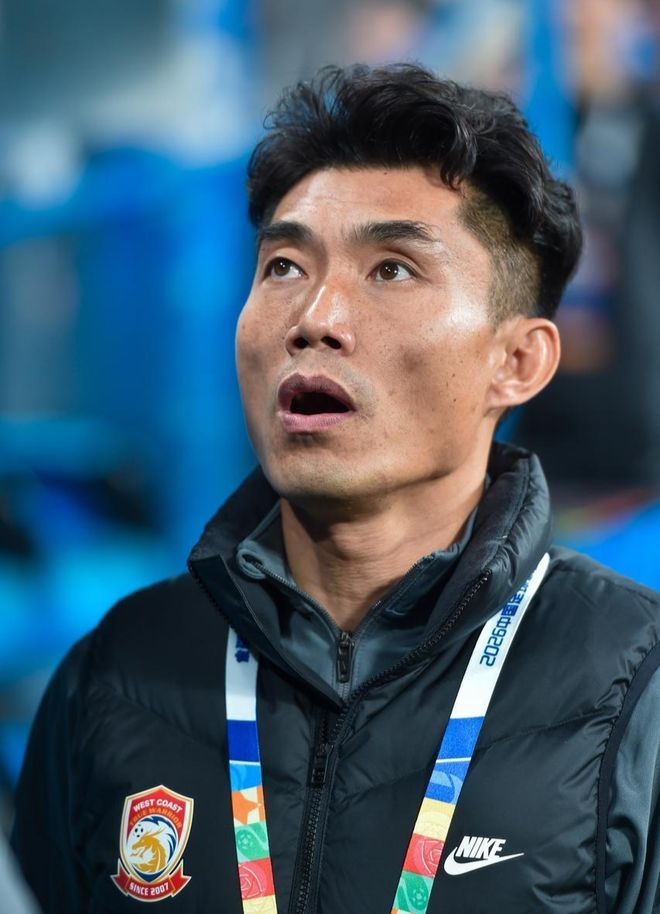 郑智执教青岛西海岸惨败成都蓉城 阵容短板暴露