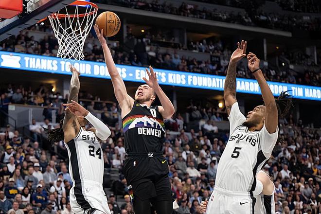 丹佛掘金加时逆转马刺 布劳恩爆发助球队豪取